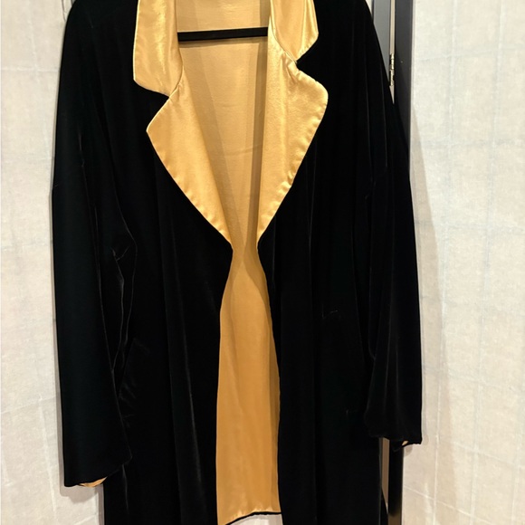 Folio Saks Fifth Avenue Black and Gold reversible Velvet Jacket - Picture 5 of 9